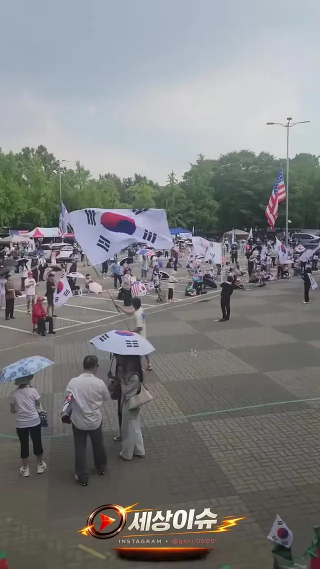 🚨 올림픽공원 6.29 현장 올림픽공원을 지키고 있는 시민들이 오늘도 현장을 이어가고 있습니다. 현장에서는 마이크 사용으로 인한 트러블이 있었