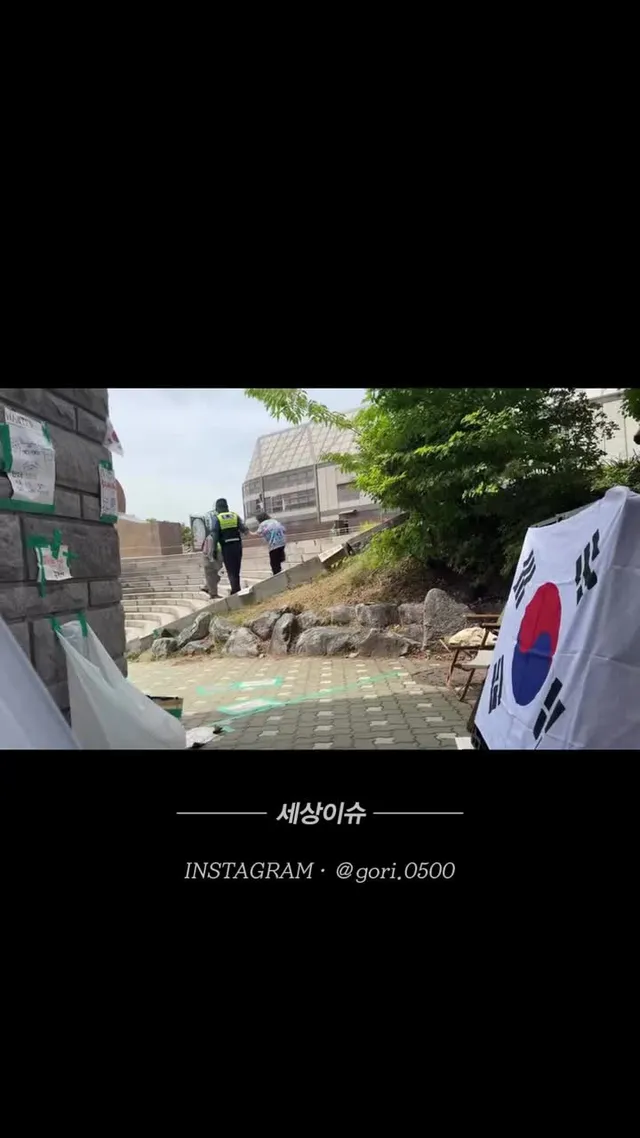 🇰🇷 6.26 잠실 올림픽공원 현장입니다. 현장에서는 경찰관이 거동이 불편한 어르신의 손을 잡고 계단을 함께 오르는 모습이 포착됐습니다. 질
