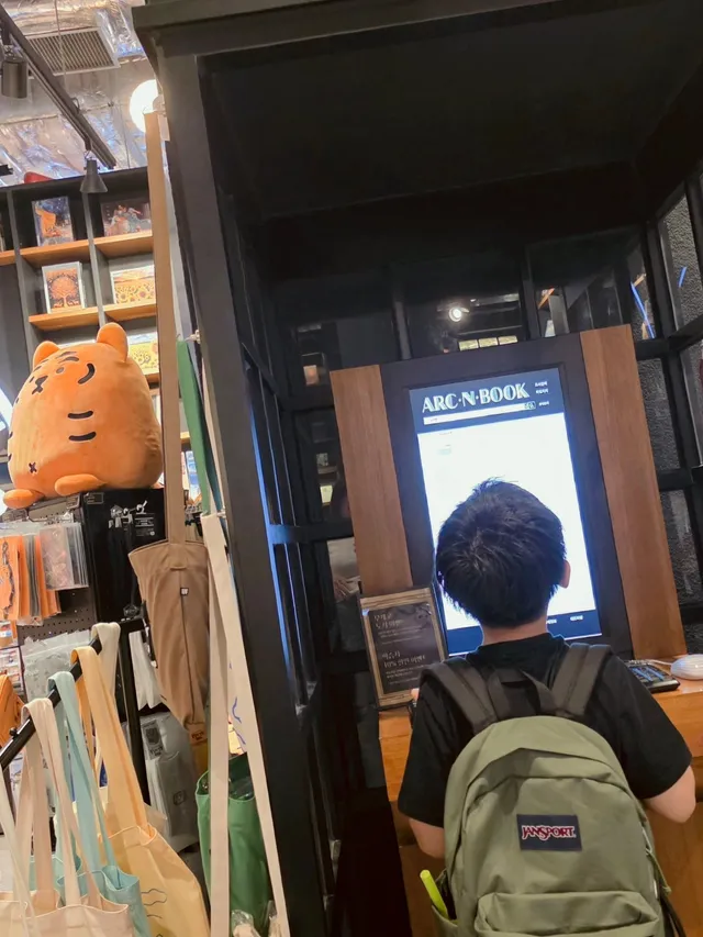 #잠실

우여곡절끝에 다녀온 잠실

시원한 냉면에 디저트까지 달달하게 챙기고
키즈카페에서 신나게 뛰놀고
서점에서 사고팠던 책도 사고

야호🎉
