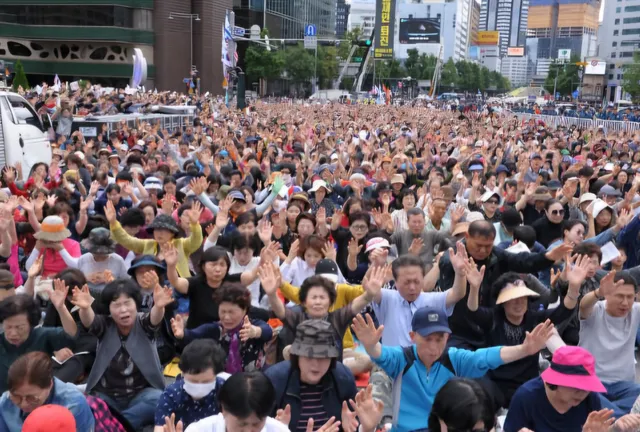 기독교계·시민사회, 제4차 시국성명… “국정조사, 국민감시형 진실규...

기독교계와 시민사회단체들이 3일 서울에서 기자회견을 열고 6·3 전국