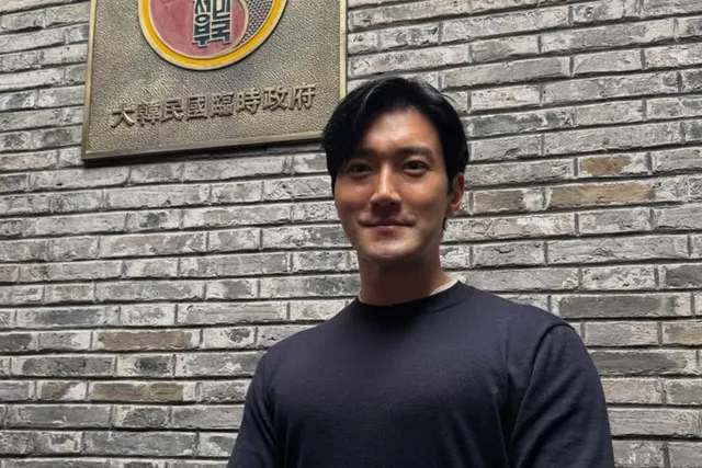 '올공' 추정 야경 사진→삭제…최시원, 전한길 러브콜 이후 정치색 의혹...

그룹 슈퍼주니어의 최시원은 올림픽공원으로 추정되는 야경 사진을 S