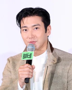 [뮤즈이슈]최시원, 올림픽공원 추정 사진 빛삭‥정치색 두고 설전

[헤럴드뮤즈=김나율 기자]그룹 슈퍼주니어 겸 배우 최시원이 올림픽공원 사진을 