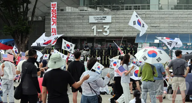 재선거 요구 구호 외치는 참가자들

(서울=뉴스1) 김진환 기자 = 6·3 지방선거 투표용지 부족사태로 인한 '잠실 봉쇄시위'가 계속되고 있는 