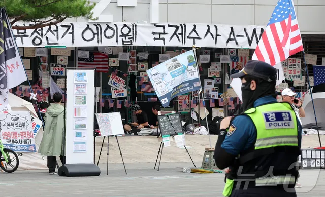 손팻말로 뒤덮인 경기장

(서울=뉴스1) 김진환 기자 = 6·3 지방선거 투표용지 부족사태로 인한 '잠실 봉쇄시위'가 계속되고 있는 5일 서울 