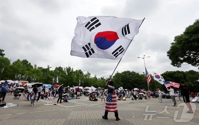 계속 되는 핸드볼경기장 봉쇄시위

(서울=뉴스1) 김진환 기자 = 6·3 지방선거 투표용지 부족사태로 인한 '잠실 봉쇄시위'가 계속되고 있는 5