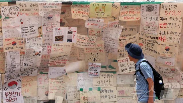 손팻말로 뒤덮인 매표소

(서울=뉴스1) 김진환 기자 = 6·3 지방선거 투표용지 부족사태로 인한 '잠실 봉쇄시위'가 계속되고 있는 5일 서울 