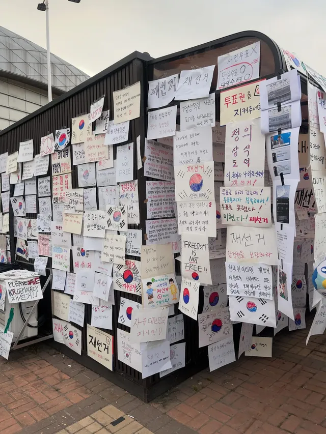 혹시 혼자 나온 사람들의 모임
없습니까 ,,, 

내향인되어서 개미목소리가 나와요🤣

ㅡ
머리끈/ 여성용품 필요하신 분
댓글 주세요!