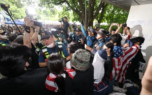'송파 개표소 현장조사 방해' 60대 구속…法 "도주 염려 있어"

'송파 개표소 현장조사 방해' 60대 구속…法 "도주 염려 있어"국회