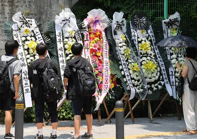 방구석 '혐오 놀이'는 현실 폭력의 '씨앗' : 세계적 '청소년 급진화'가 ...

혐오는 처음부터 폭력의 얼굴로 나타나지 않는다. 온라인에서는