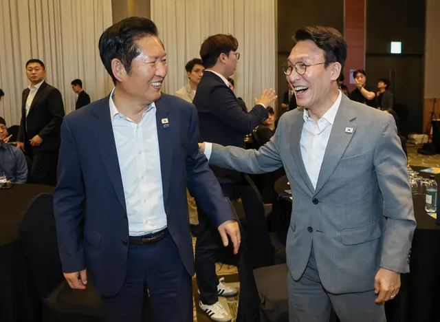 민주당 청년 당선자 워크숍 참석한 金·鄭…사진으로 돌아보는 한 주의...

더불어민주당이 8월 전당대회를 앞둔 가운데 당권주자들의 행보가 주목되