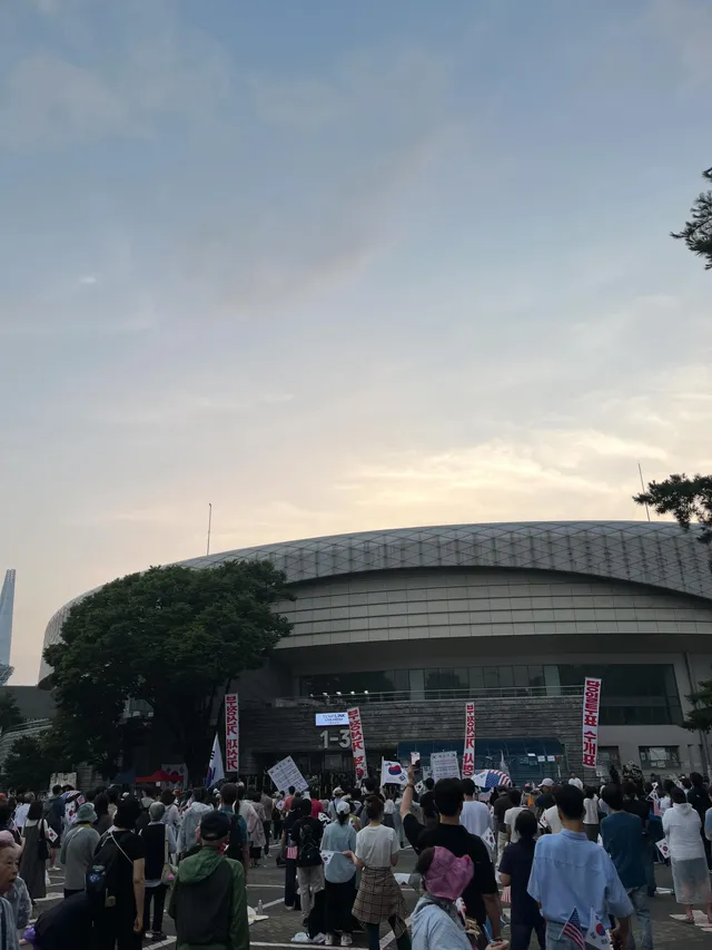 오늘 올공 갈 생각 없었는데 
도저히 못 참고 퇴근 후 바로 출발

그래도 시간이 갈수록 많이 모이는 듯 해서 다행이었다

혼자 꾸민 느낌이라 