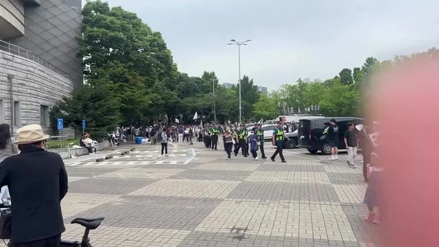 교대하는 경찰분들에게 박수쳐주며 고생하셨다 하는게과격시위는 아니겠지요..

현장에 와보시면 다 알게됩니다