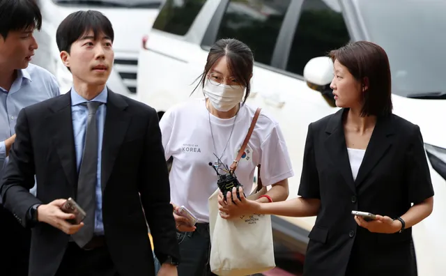 잠실 개표소 막은 '올다르크', 경찰 출석..."자유민주주의 지키려"

'잠실 개표소 시위' 현장에서 체육단체 진입 시도를 막은 이른바 '올다르