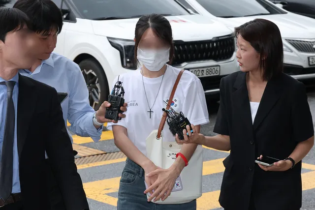 경찰 출석한 올다르크 “민주주의 지키는 대가 필요하면 기꺼이 지불”

6·3 지방선거 투표용지 부족 사태로 발생한 잠실 개표소 시위 현장에서 대
