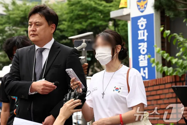 '태극기 로고 셔츠' 입은 올다르크 "자유민주주의 대가"…조사 시작(종...

변호인단 "투표용지 부족·개표소 진입, 주권 찬탈 범죄" 황교안 