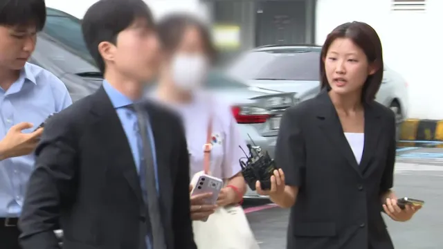 개표소 진입 막은 30대 여성 경찰 조사..."증거보전 우선"

잠실 개표소 봉쇄 시위 현장에서 성조기를 두른 채 체육단체의 핸드볼경기장 진입을