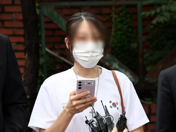 ‘잠실 개표소 봉쇄’ 36일째…개표소 막은 ‘올다르크’ “증거보전 우...

6·3 지방선거 개표소인 서울 올림픽공원 핸드볼경기장 진입을 홀로 