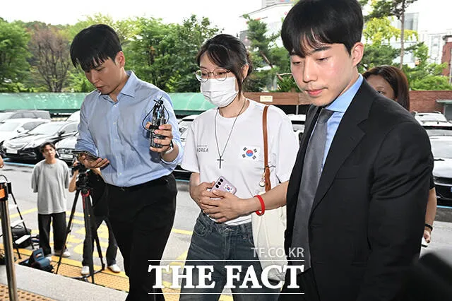 경찰 출석한 올다르크 "한 표가 온전히 지켜지길 바랐다" [TF사진관]

올림픽공원 핸드볼경기장 개표소 봉쇄 시위 중 체육단체의 경기장 진입을 