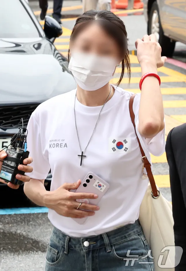 잠실 개표소 '올다르크' 경찰 피의자 조사 출석

(서울=뉴스1) 최지환 기자 = 잠실 개표소 봉쇄 시위에서 체육단체 관계자들의 진입을 막아 '