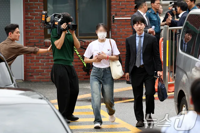 송파서 출석하는 잠실 개표소 '올다르크'

(서울=뉴스1) 최지환 기자 = 잠실 개표소 봉쇄 시위에서 체육단체 관계자들의 진입을 막아 '올다르크