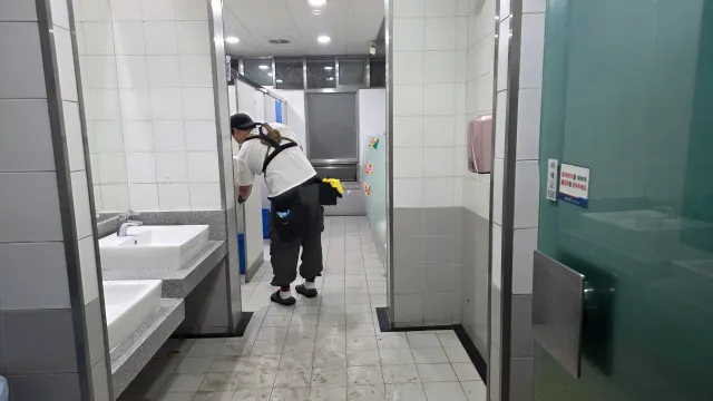 울공 화장실 청소 끝내고 갑니다!!

오늘 화장실 오시는 분들이 너무 많으셔서 최대한 가능한 만큼만 청소했어요.

저녁으로 주신 묵도 챙겨먹고 