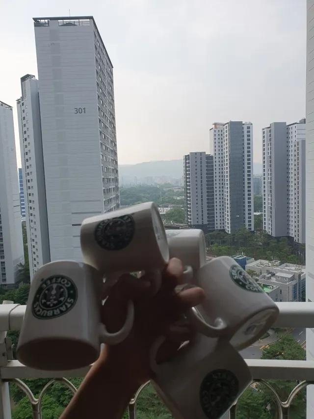 잠실4동 사는데 괜찮은데요? 잠실4동은 투표용지 부족 사태로 참정권이 침해된곳이라 대부분 생업을 위해서 분노 삭히고 있어용 ㅋㅋ 입조심 하길
