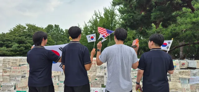 중2엿나 3이엿나...
 애기들 왔다!!!!!
키가 왤케크냐 180은 넘어 보임!!!!
너무 많이 안주셔도 된데ㅠㅠㅠㅠㅠ

사진허락맞고 과자주고