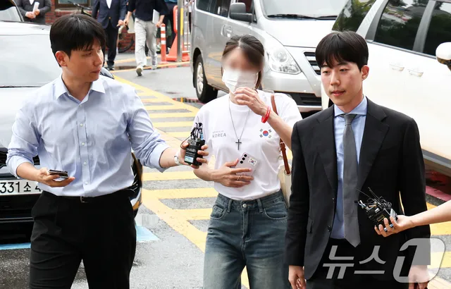 잠실 개표소 '올다르크' 경찰 출석

(서울=뉴스1) 최지환 기자 = 잠실 개표소 봉쇄 시위에서 체육단체 관계자들의 진입을 막아 '올다르크'(올