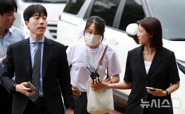 경찰 출석한 '올다르크'…"한 표가 온전히 지켜지길 바랐다"

[서울=뉴시스]조수원 기자, 김서하 인턴기자 = 6·3지방선거 투표용지 부족 사태
