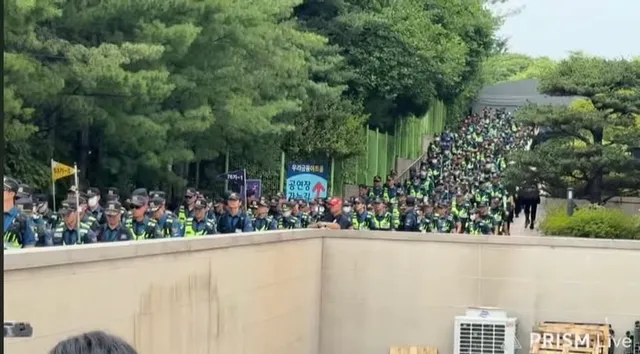 실시간 ‘올공’ 경찰병력

올공에만 오면 한자리가 사라지는 마법…

어제 2-1게이트쪽 경찰 나오는 모습 이게 세갈래 였음.

중공군인줄 … 이