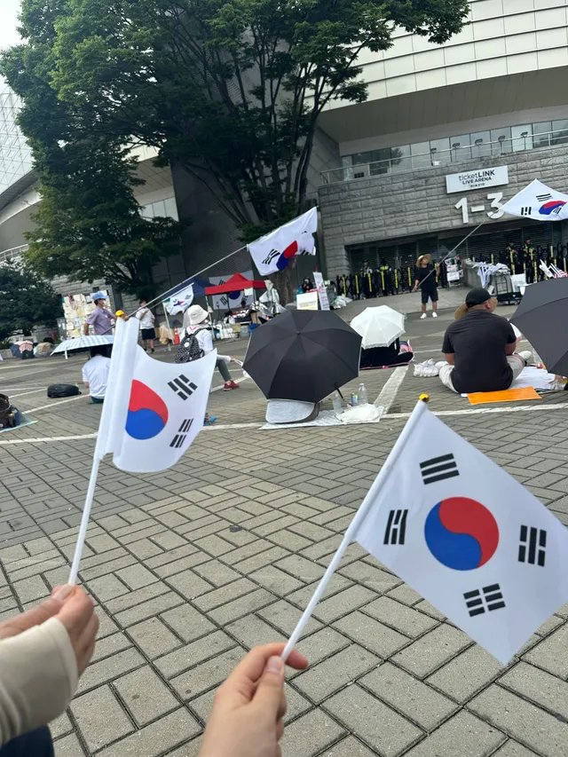 올공 출첵14번째 
아기 등원시키고 오늘은 엄마랑 왔어!!!!!
물에 쌀국수까지 소매넣기 당하고ㅋㅋ 열심히 외치는중!!!
어제 왔다가고나서 좀 