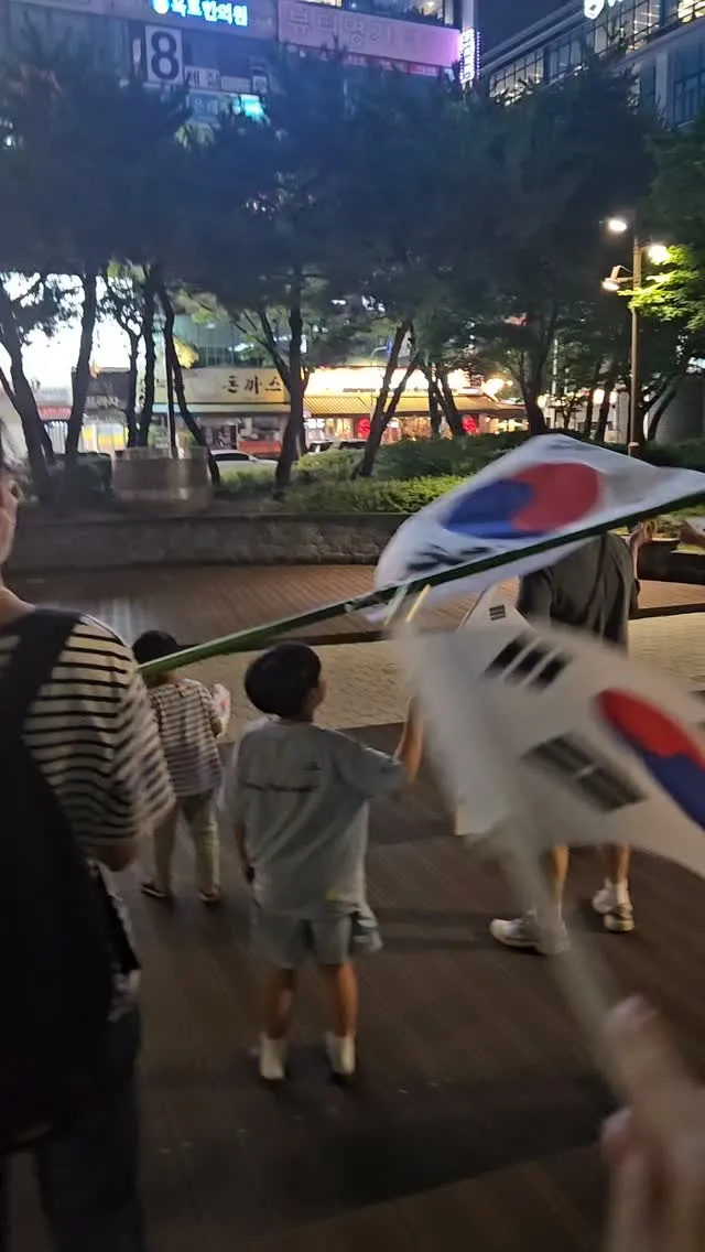 넘무 귀여워요ㅠㅠㅠㅠ🥹💖💓 부천집회 아가☺️💞
종일 태극기 그리다가.. 안되겠어서 태극기들고 나가서 부정선거 재선거 열심히 외치던 중 작