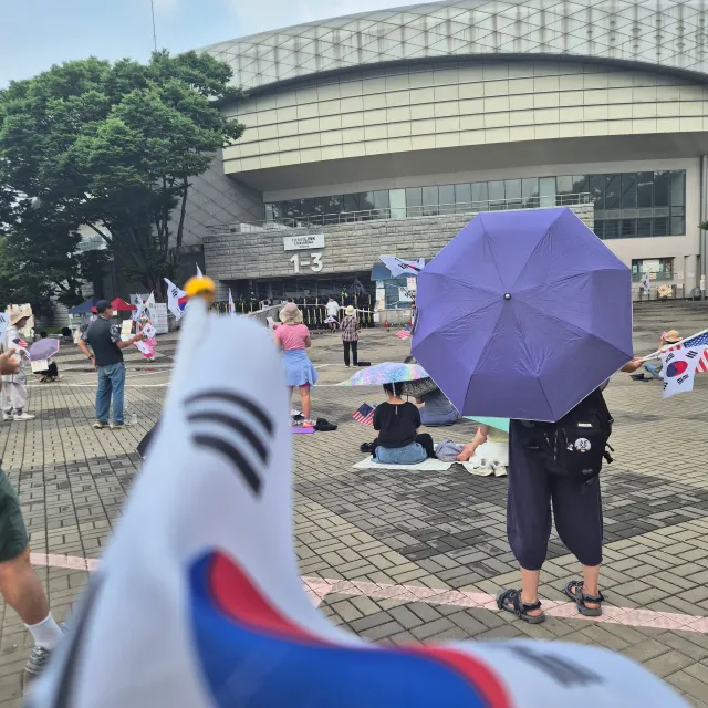 오늘도 제 할일 다하고 간다.

뭔 가수가 공연을 하는거 같은데, 다들 하하호호 하는게 같은나라에서 사는 사람맞나싶다.
주말은 못오니 평일에 못