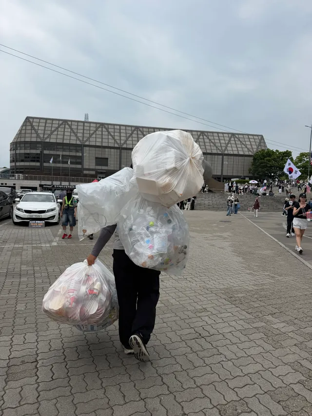 자원봉사자분들 각자의 위치에서 다들 고생하시지만

그중에서도 분리수거 분들 정말로 리스펙합니다!

감사합니다! 🫡🇰🇷🔥
