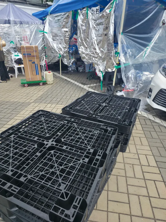 아침에 말했던 것처럼 의료지원부스 바닥에 팔레트를 깔려고 직접 구매했다.(귀한 약품이나 물품 젖으면 안되니까)

장마철이라 바닥에 물이 고일 것