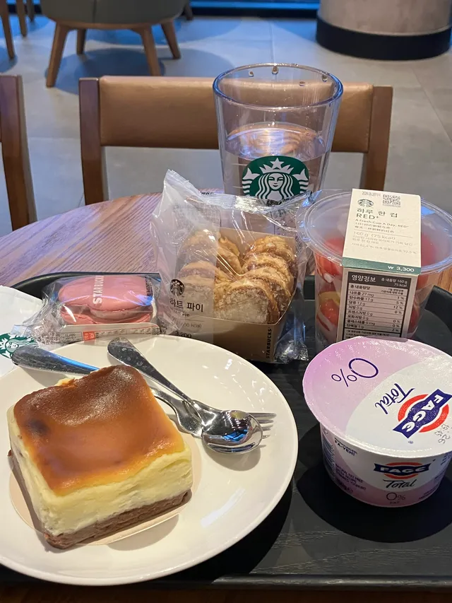 가야지 가야지 스타벅스 가야지 🎵💚

👩🏻‍🍳 포크 몇 개 드릴까요? 
🐷 한 개요!

가야지 가야지 부정선거 행진 가야지 🇰🇷