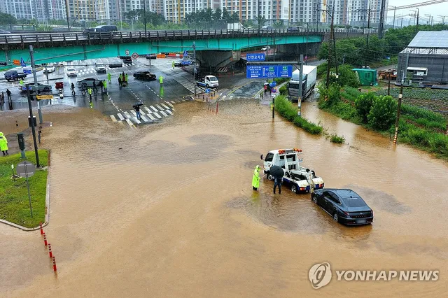 [연합뉴스 이 시각 헤드라인] - 18:00

■ 전국 곳곳 '물폭탄'…하천 범람하고 급류 휩쓸려 1명 실종