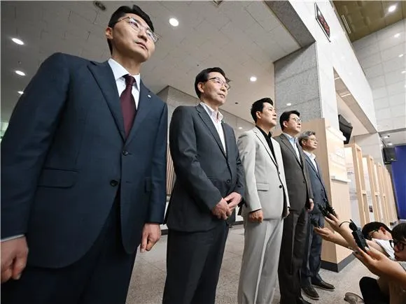 광주청 급습에 '재명아' 팻말까지…장외정치 속내는 '사퇴 방패막'

'보완수사권' 폐지 문제 지적하며 광주행