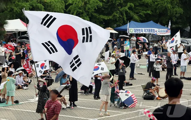 [단독]"벤치서 성추행하고 성조기로 뺨 때리고"…잠실 시위서 사건 잇달...

접수 사건 83건 중  66건 수사·17건 종결…물리적 충돌 35