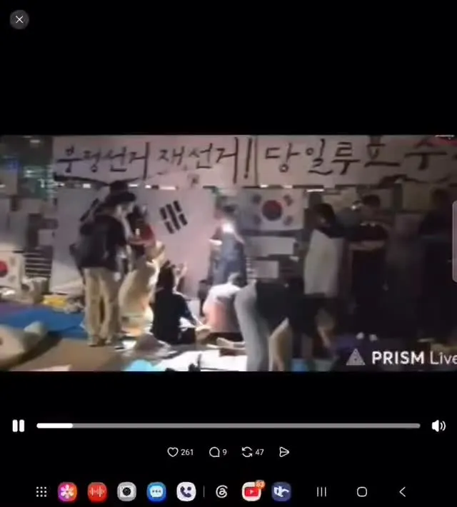 플랜카드 태극기로 가리기,

바닥에 물뿌리기,

집단으로 둘러싸서 앉아 있기,

넘어 뜨리기,

얼굴에 후레쉬질 난사,

달려가서 때리는 시늉하