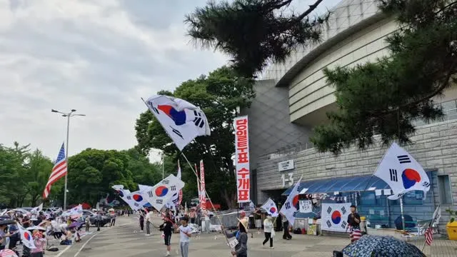 2026.07.03 6.3 부정선거 30일차
어느덧 한 달이 지났습니다.

고등학생들도 시험끝나고 항쟁 현장에 친구들과 함께 와서 부정선거 재선