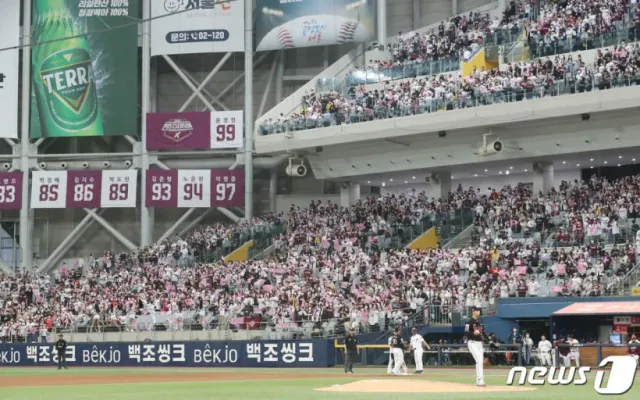 키움팬 여러분

오늘 경기끝나고 시간있으시다면 

올림픽공원 잠시만 방문 부탁드립니다.

야구팬들이 더더 뭉쳐야한다고 생각합니다.