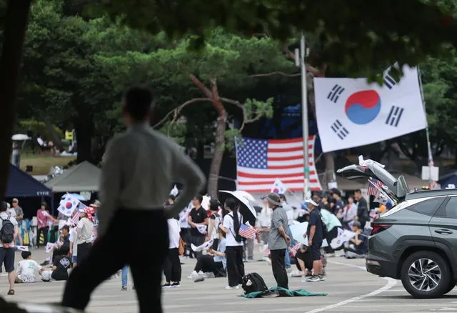 잠실 개표소 시위 참가자 잇따라 검찰행… 경찰 폭행 혐의

6·3 지방선거 투표용지 부족 사태 이후 이어진 잠실 개표소 시위와 관련해 참가자들이
