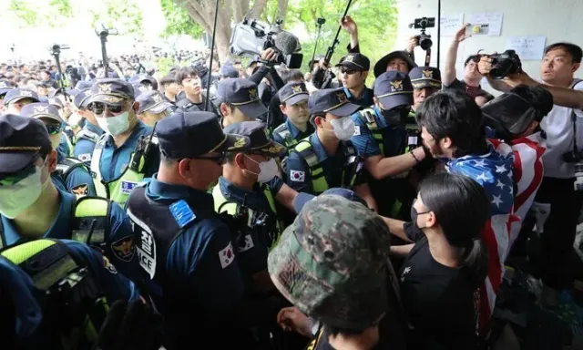 경찰 폭행한 개표소 시위대, 줄줄이 송치

잠실 올림픽공원 ‘개표소 봉쇄 시위’가 한 달 넘게 이어지고 있는 가운데, 시위 과정에서 경찰을 폭행
