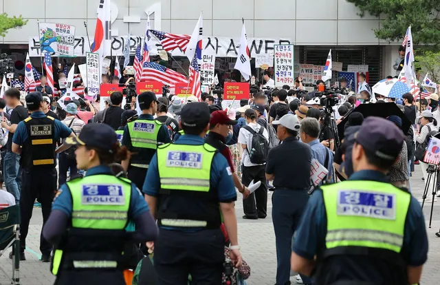 국조특위 개표소 현장조사 방해, 경찰 폭행 60대 남성 구속 송치

서울 송파경찰서는 투표용지 부족 사태를 규명하기 위한 국회 국정조사특별위원회