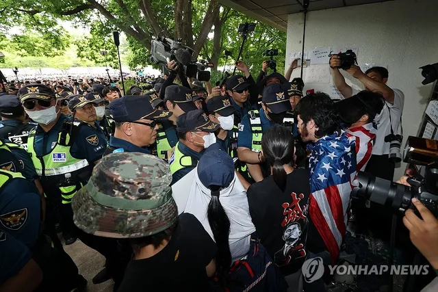 개표소 국조특위 진입 저지하며 경찰 폭행한 60대 구속송치

(서울=연합뉴스) 이의진 기자 = 국회 '6·3 지방선거 투표용지 부족 사태 국정조