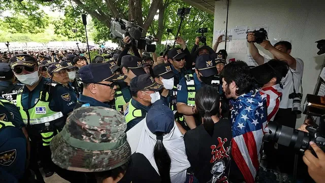 국회 국조특위 현장 조사 당시 '경찰 폭행' 60대 구속 송치

국회 국조특위 위원들의 잠실 개표소 현장 검증 과정에서 경찰관을 폭행한 혐의를 