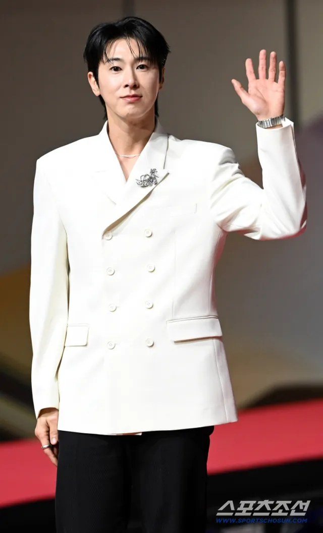 유노윤호, '개표소 봉쇄' 직격탄...콘서트 10일 앞두고 '긴급 장소 이동...

동방신기 유노윤호가