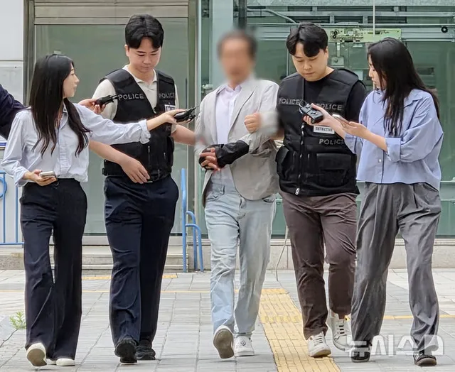 '국조특위 현장조사 방해' 60대 남성 구속송치

[서울=뉴시스]조수원 기자 = 6·3 지방선거 투표용지 부족 사태를 조사하는 국회 국정조사특별