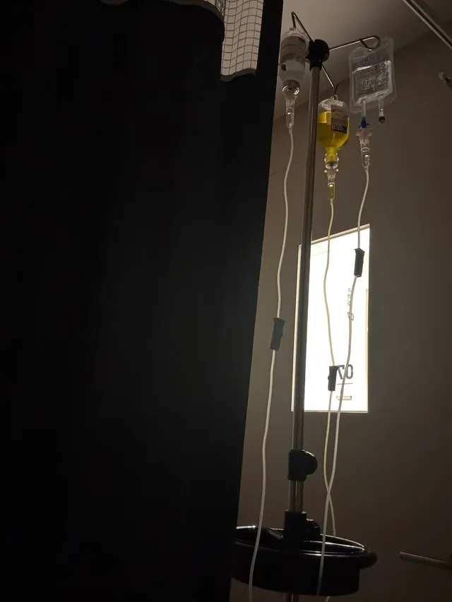 어제 오후 쯤 올공에서 잠깐 나가려던 길에 갑자기 쓰러져서 병원에 실려갔었네요..
지금은 회복 중이고 다시 올공왔습니다 
쉬면서 자리 지키겠습니